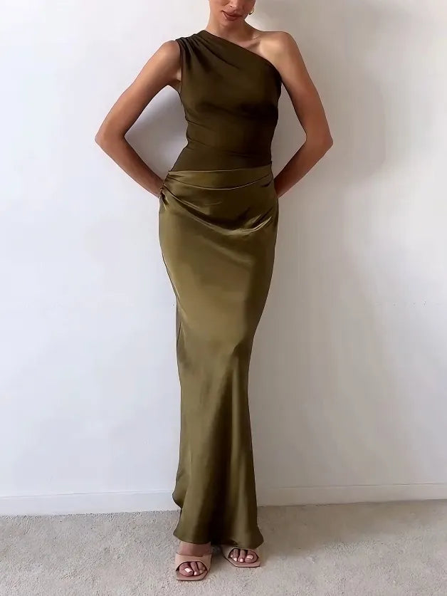 Abito da sera lungo elegante con una spalla a pieghe e scollo a collo serata