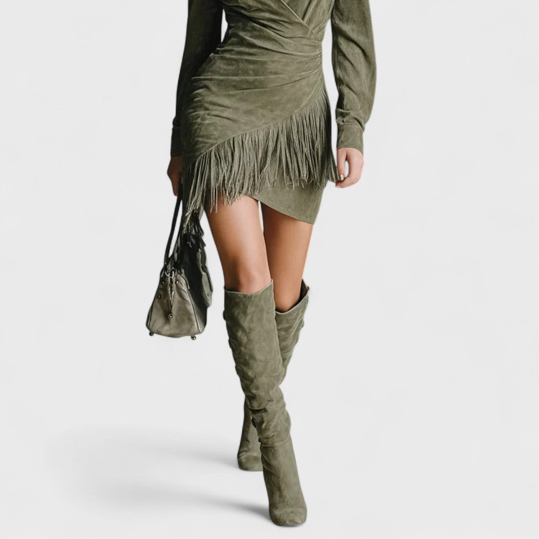 Rhea - Elegante abito in suede con frange
