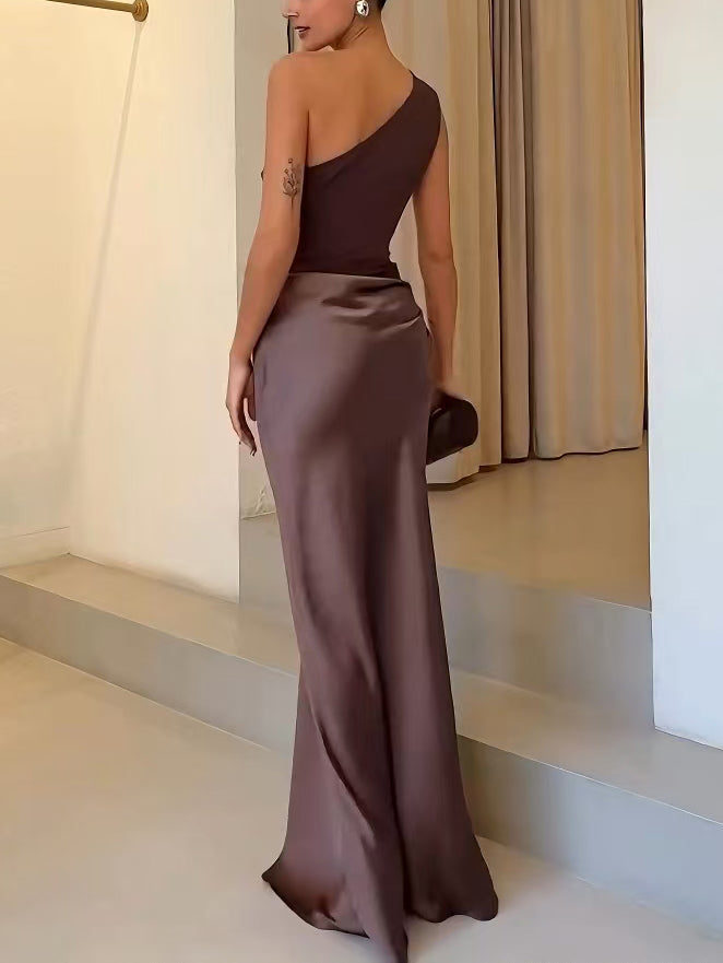 Abito da sera lungo elegante con una spalla a pieghe e scollo a collo serata