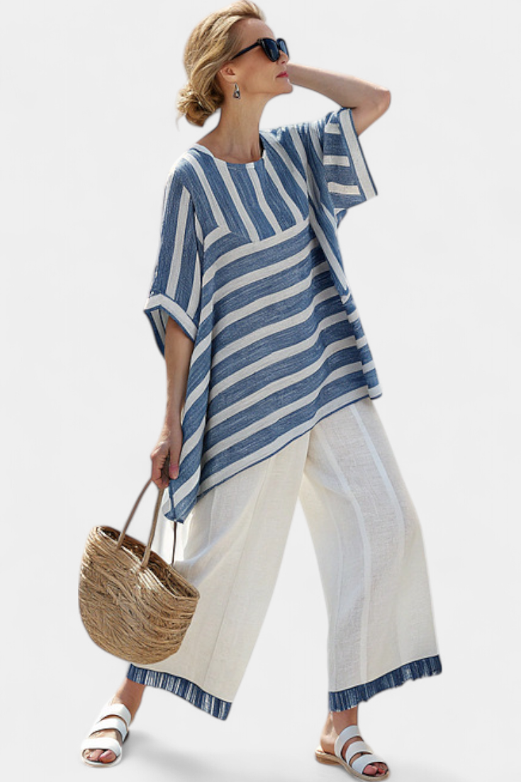 Elegante Set Mediterraneo in Lino con Strisce Blu e Pantaloni con Finitura a Orlo per un Look Fresco e Elegante