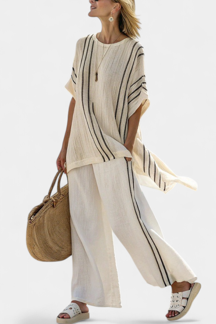 Elegante Set in Lino di Colore Avorio con Righe Nere e Taglio Oversize per un look comodo e sofisticato