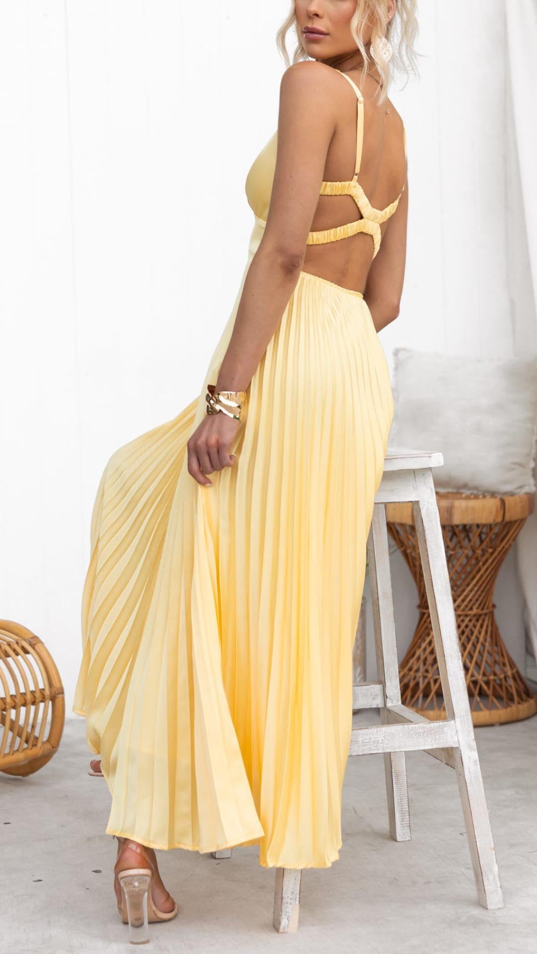 Aby™ | Abito Maxi Giallo Plissettato con Scollatura a V