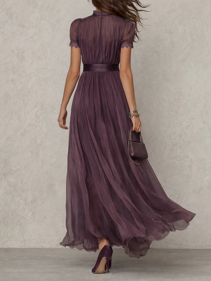 Flavia • Vestito lungo viola con scollo a chiave, bordo in pizzo di chiffon