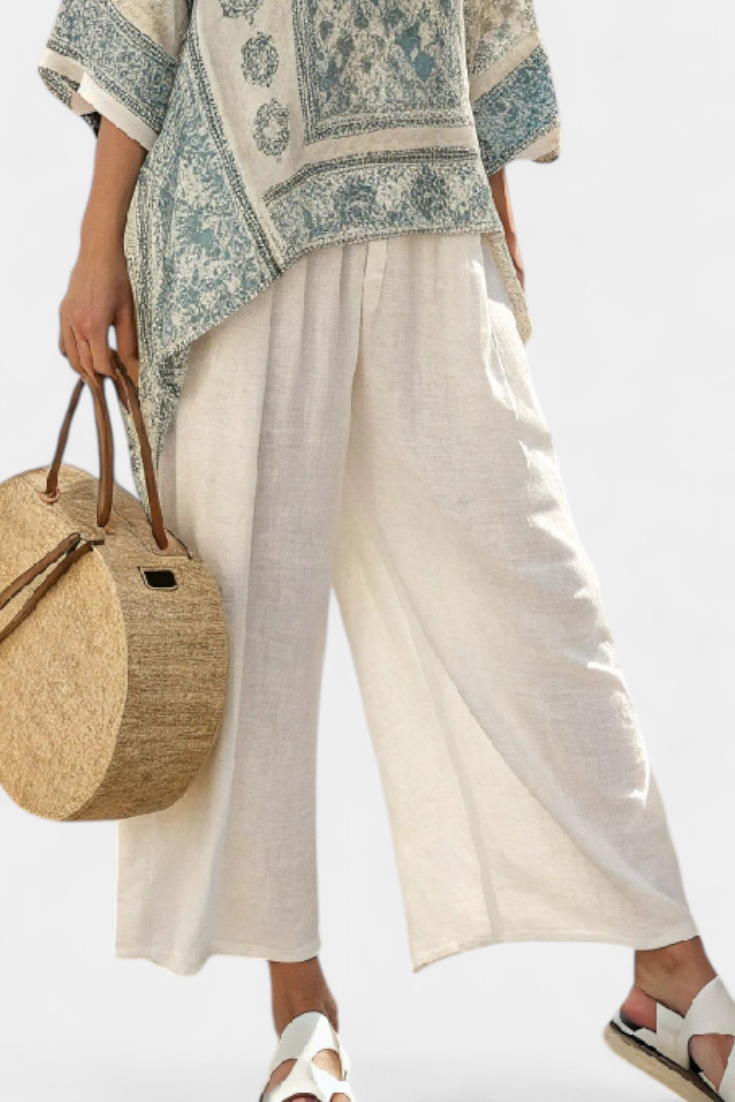 Completo Boho Daisy con Blusa Stampata e Pantaloni Ampi Bianchi per uno Stile Casual e Moderno
