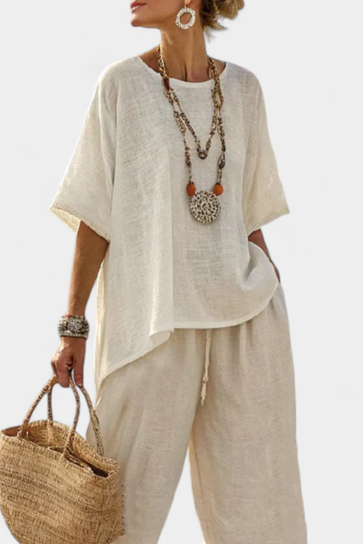 Completo Minimalista Daisy in tonalità cruda con blusa oversize e pantaloni larghi per uno stile semplice ed elegante